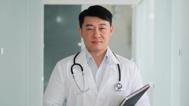Uśmiechnięty Szczęśliwy Szczęśliwy Chiński Lekarz Chiński Pracownik Medyczny Białej Szacie — Wideo stockowe