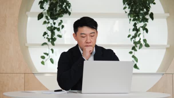 Portrait Thoughtful Asian Businessman Working Laptop Computer Modern Eco Office — Wideo stockowe