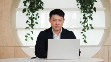 Eko Ofis 'te Dizüstü Bilgisayarda Çalışan Asyalı İşadamı' nın Portresi, Veri Analizi ve Yaratıcı Tasarımcı, Kamera ve Gülümsemelere Bakıyor. Dijital Girişimci E-Ticaret Girişim Projesi Üzerinde Çalışıyor