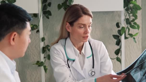 Professionals Artsen Artsen Werken Analyseren Van Röntgenfoto Van Patiënten Praten — Stockvideo