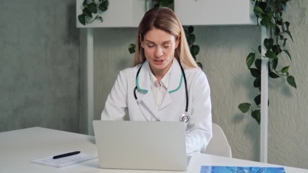 Pretty Woman Medic Looking Screen Having Online Conversation Patient Caucasian — Vídeo de stock