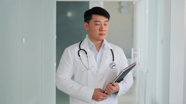 Closeup View Portrait Chinese Doctor Large Bright Hospital Corridor Holding — Video