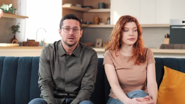 Verärgertes Ehepaar Mit Beziehungsproblemen Besucht Familienpsychologen Der Unglückliche Ehemann Spricht — Stockvideo