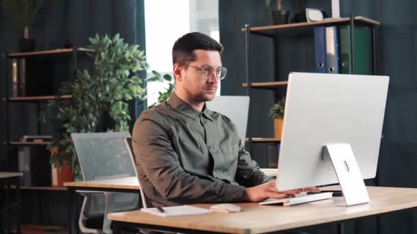 Hezký Běloch Pracující Laptopu Zatímco Sedí Stolem Pracovně Freelancer Eyglasses — Stock video