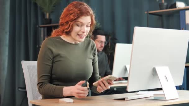 Happy Red Hair Business Vrouw Het Kantoor Zoek Naar Mobiele — Stockvideo