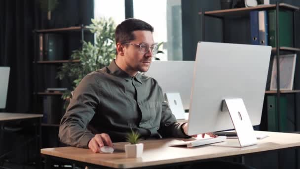 Happy Handsome Millennial Guy Sitting Table Look Laptop Screen Feels — Vídeo de stock