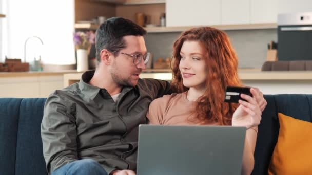Stilvolles Glückliches Verliebtes Ehepaar Mann Frau Kauft Internet Auf Laptop — Stockvideo