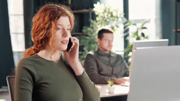 Smiling Red Hair Business Woman Professional Talking Mobile Phone Using — Stok video