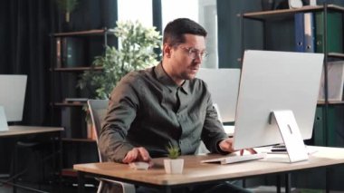 Angry stressed mad business man looking at laptop screen using pc having problem with computer in office, frustrated outraged worker annoyed with online failure, application error or system virus