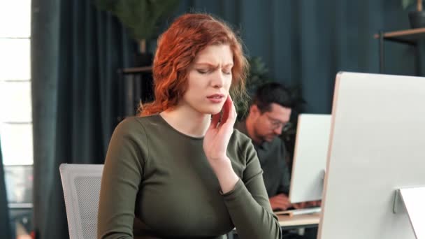Young Red Hair Woman Caucasian Office Worker Employee Suffering Severe — Stock video