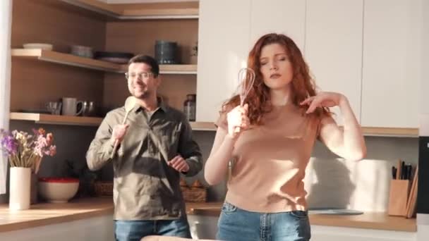 Szczęśliwa Aktywna Rodzina Żonaty Para Taniec Piosenki Jako Duet Kuchni — Wideo stockowe