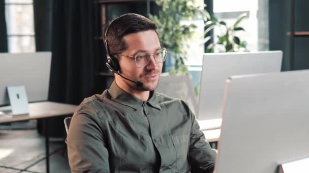 Hombre Negocios Con Auriculares Que Trabajan Oficina Para Apoyar Cliente — Vídeos de Stock