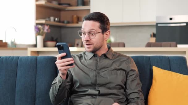 Amazed Happy Business Man Receiving Sms Message Reading Good News — Αρχείο Βίντεο