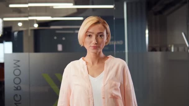 Retrato Mujer Rubia Atractiva Vistiendo Camisa Trabajando Oficina Profesional Decidido — Vídeos de Stock