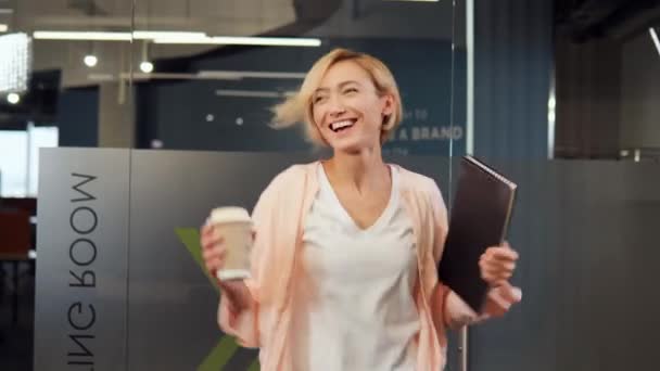 Toimistotyöntekijä Tanssii Kahvin Kansion Kanssa Liity Yhteisöömme Tyylikkäitä Motivoituneita Liikenaisia — kuvapankkivideo