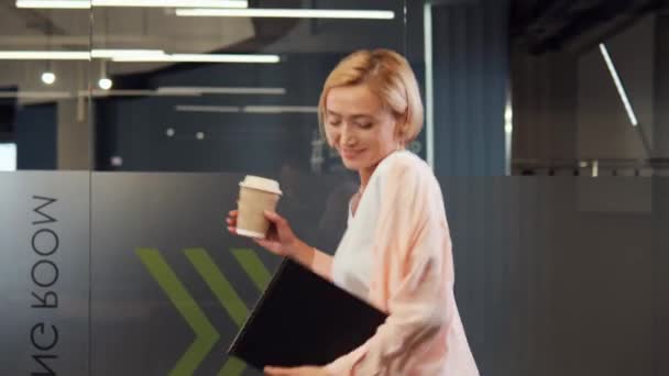 Begleiten Sie Stilvolle Motivierte Geschäftsfrauen Einem Modernen Büro Tanzen Erleben — Stockvideo