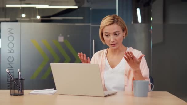 셔츠를 여성은 사무실에 자신의 노트북에서 웹캠을 온라인 인터뷰를 진행하면서 접근하기 — 비디오