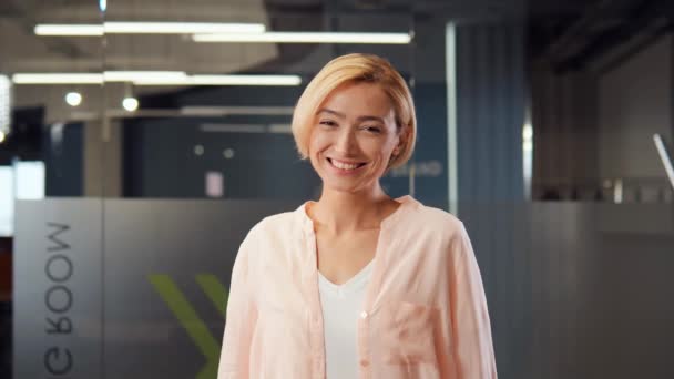 Profesyonel Gülümseyen Şkadını Kadın Tasarımcı Ofiste Kameraya Bakıyor Kendine Güveni — Stok video