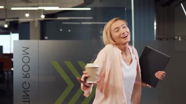Vreugdevolle Kantoormedewerker Dansend Met Koffie Folder Word Lid Van Onze — Stockvideo
