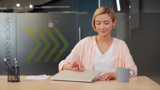 Jonge Mooie Vrouw Die Laptop Opent Zich Klaarmaakt Gaan Werken — Stockvideo