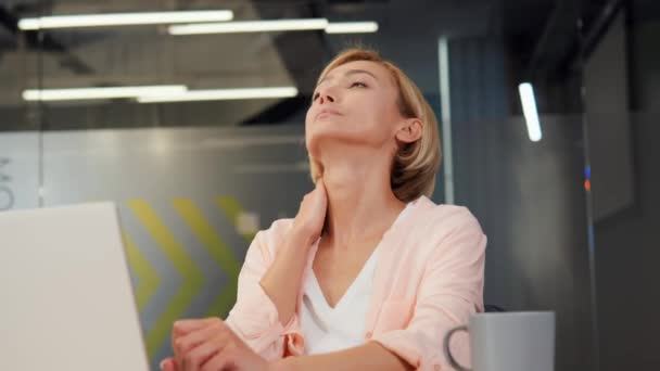 Mujer Negocios Rubia Cansada Con Exceso Trabajo Sentada Lugar Trabajo — Vídeo de stock