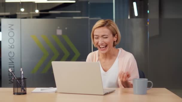 Mooie Vrolijke Energieke Vrouw Ontvangt Een Winnende Melding Haar Laptop — Stockvideo