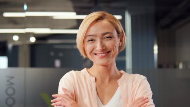 Sorrindo Confiante Empresária Lady Designer Posando Escritório Olhando Para Câmera — Vídeo de Stock