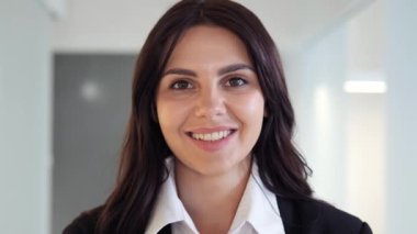 Finansal danışman, yönetici, yönetici, kadın avukat ya da kendine güvenen sağlıklı bir gülüşü olan girişimci. Kız hırslı ve motive, stratejik planlama gibi özellikleri var.