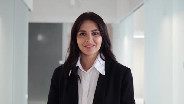 Professional Young Woman Crossing Arms Pozuje Portretu Biznesowego Ustawieniach Biurowych — Wideo stockowe