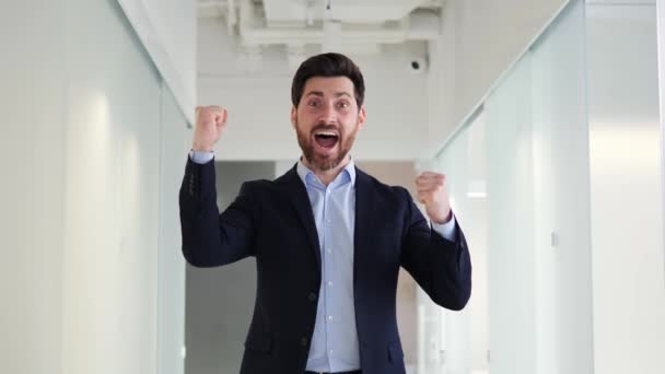 Άνθρωπος Στο Γραφείο Φωνάζοντας Κέρδισα Αντιπροσωπεύει Την Επιτυχία Στην Εργασία — Αρχείο Βίντεο