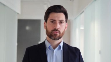 Adam, liderlik vasıflarını sergileyerek güç ve otorite yayıyor. Bu görüntü liderlik, hırs, profesyonellik ve başarı gibi çeşitli ticari kavramlar için mükemmeldir.