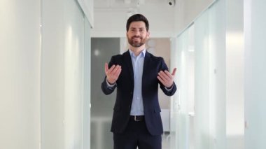 Dost canlısı iş adamları işbirliği ve açık kollarla iletişimi davet ediyor. Takım çalışması, ortaklık ve ağ kurmak gibi kavramlar için mükemmel. Erkek misafirperverliği ve müşteri hizmetlerini temsil eder