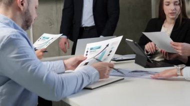 İş toplantısı, profesyonellerin bir araya gelip ilgili sektörlerde sürdürülebilir kalkınmanın nasıl sağlanacağına dair fikir alışverişinde bulunmaları için mükemmel bir platformdur. Tecrübeleri ve sezgileri paylaşın