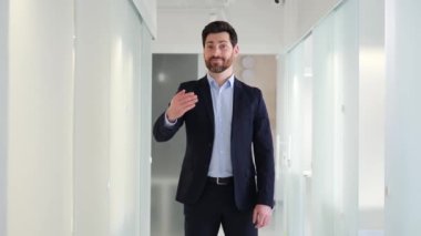 İşbirliğini ve açık iletişimi benimseyen erkek girişimciyi hoş karşılıyoruz. Takım çalışması, ortaklık, ağ kurmak gibi kavramları geliştirmek için idealdir. Misafirperverlik ve mükemmel müşteri hizmetleri
