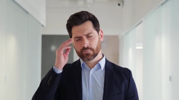 Κουρασμένος Επιχειρηματίας Αισθάνεται Άσχημα Που Αντιμετωπίζει Πονοκεφάλους Αποτέλεσμα Των Συντριπτικών — Αρχείο Βίντεο
