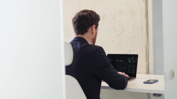 Kıyafeti Giymiş Bir Programcı Izole Bir Odada Çalışıyor Dizüstü Bilgisayarda — Stok video