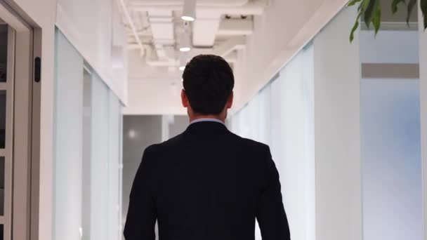 Αυτοπεποίθηση Επιχειρηματίας Ένα Κομψό Κοστούμι Πόδια Κάτω Από Σύγχρονο Διάδρομο — Αρχείο Βίντεο