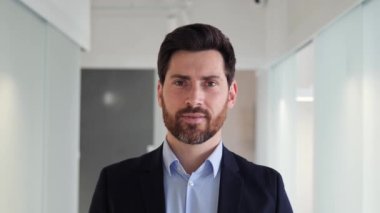 Ofisinde kendine güvenen bir iş adamının profesyonel portresi. Adam başarı ve güç yayıyor. Tecrübesine, bilgisine ve detaylara dikkat eden bir varlıkla.