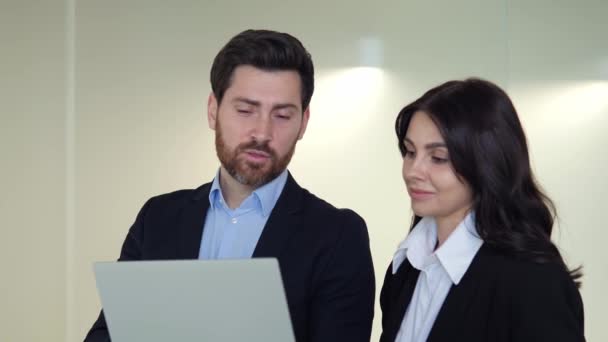Γυναίκες Και Άνδρες Συνάδελφοι Είναι Βαθιά Απορροφημένοι Από Τις Συνεργατικές — Αρχείο Βίντεο