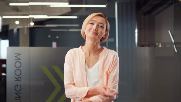 Portrét Sebevědomé Okouzlující Blonďaté Podnikatelky Návrhářky Držící Palce Usmívala Pózovala — Stock video