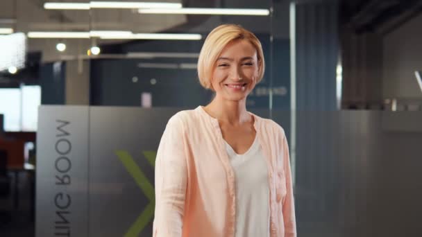 Selbstbewusst Lächelnde Geschäftsfrau Überbringt Einen Herzlichen Aufrichtigen Gruß Für Die — Stockvideo