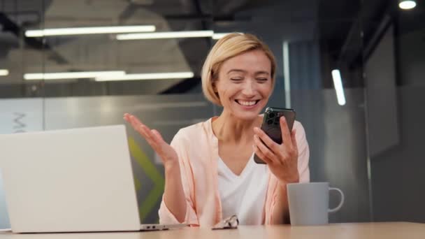 Καταπληκτική Γυναίκα Κάθεται Στο Γραφείο Κρατώντας Κινητό Έλαβε Sms Από — Αρχείο Βίντεο
