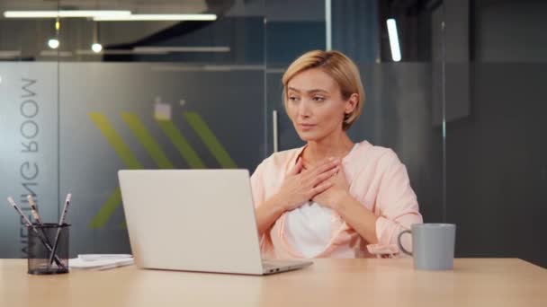 Frau Mit Atembeschwerden Berührt Ihre Brust Auf Mehrere Erkrankungen Wie — Stockvideo
