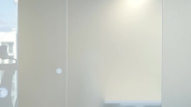 Şık, kendine güvenen, sakallı ve gözlüklü erkek girişimci koridorda yürürken cep telefonuyla konuşuyor, dizüstü bilgisayar taşıyor. Önemli bir problem çözme ve istemciyle iletişim kurma işine girmiş bir adam