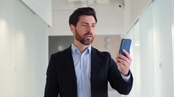 Przystojny Brodaty Biznesmen Używa Telefonu Komórkowego Profesjonalnej Rozmowy Wideo Biura — Wideo stockowe