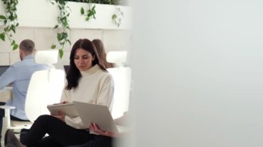 İş adamları ofiste konuşuyorlar. Modern iş dünyasında işbirliğinin, takım çalışmasının ve yeniliğin önemi. Şirket, teknoloji ve yenilikle ilgili projelerde kullanım için ideal