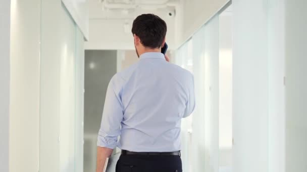 Büroangestellte Geht Selbstbewusst Während Sie Mit Einem Kunden Über Ein — Stockvideo