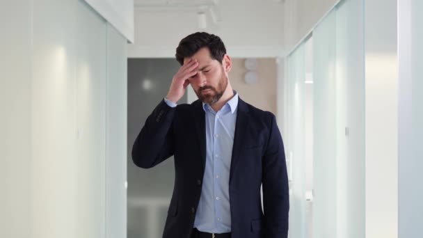 Επιχειρηματίας Αισθάνεται Εξαντλημένος Και Αντιμετωπίζουν Σοβαρές Πονοκεφάλους Συντριπτική Ζήτηση Εργασίας — Αρχείο Βίντεο