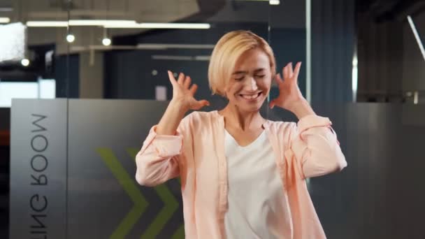 Güzel Sarışın Kadını Ofiste Dans Eden Turuncu Tişörtlü Beyaz Tişörtlü — Stok video