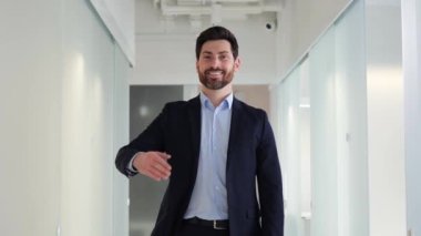 Erkek girişimci dostça yaklaşılabilir, değerler işbirliği ve açık iletişimdir. Takım çalışması, ortaklık, iletişim. Müşterilerle olumlu ilişkiler kurmak için ideal aday